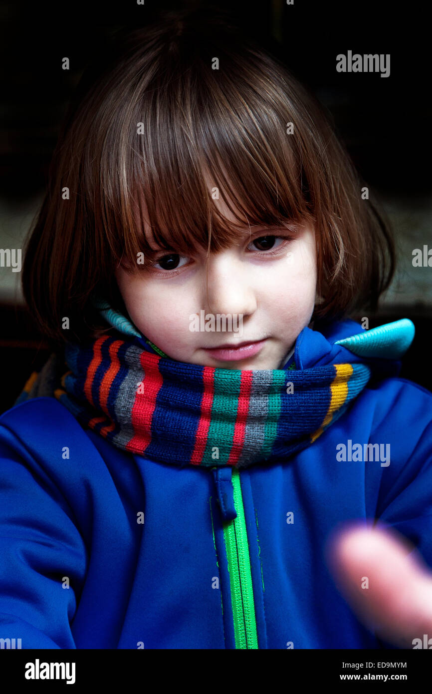 6 anno di età metà spagnolo/inglese boy, Barcelona, Spagna. Foto Stock