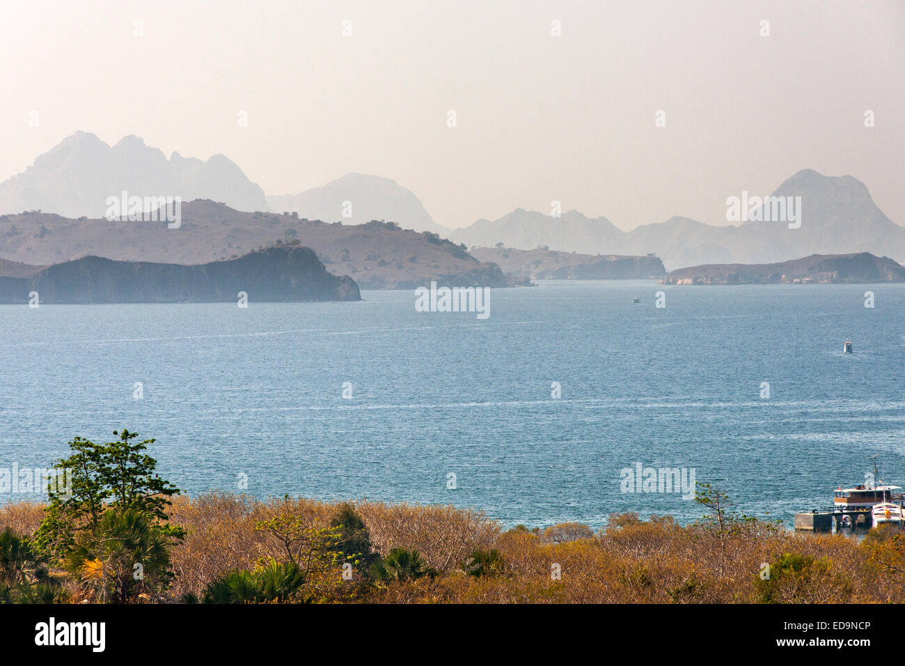 Vista dell'isola di Komodo la costa e le isolette circostanti in Nusa Tenggara orientale, Indonesia. Foto Stock