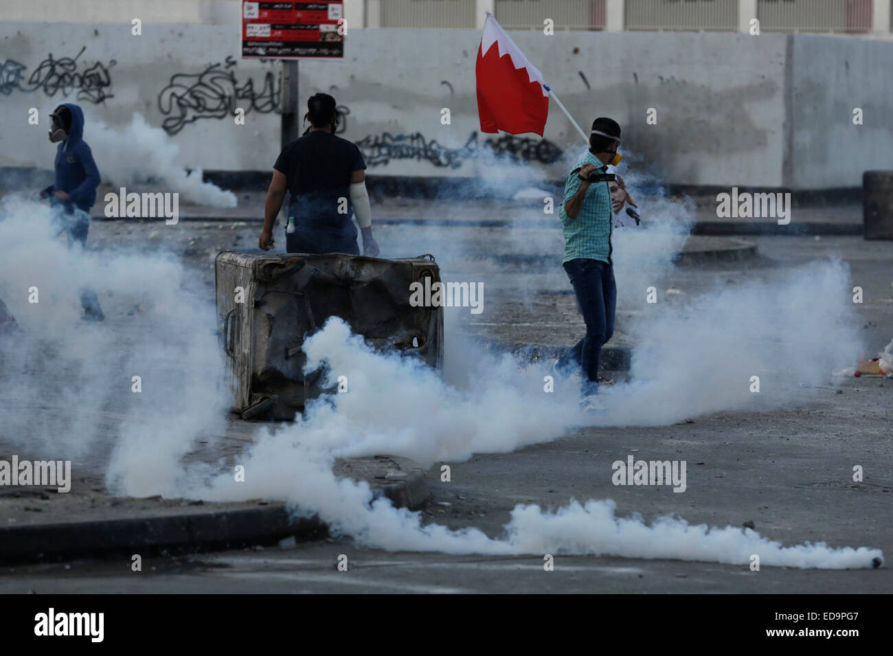 Manama, Bahrain. Il 2 gennaio, 2015. Bahraini governo anti-manifestanti si scontrano con la polizia sparando gas lacrimogeni in Bilad Al Qadeem, Bahrein, a gennaio 2, 2015. Proteste spazzato venerdì molte parti del Bahrain per la liberazione del leader dell opposizione e il Segretario generale di Al Wefaq nazionale società islamica Ali Salman. Credito: Hasan Jamali/Xinhua/Alamy Live News Foto Stock