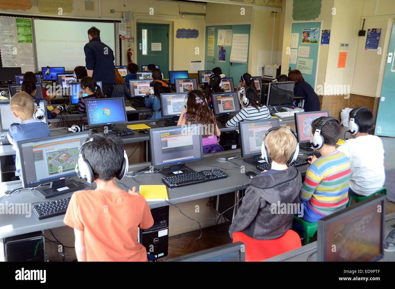 I bambini che imparano in un british london ICT camera classe Foto Stock