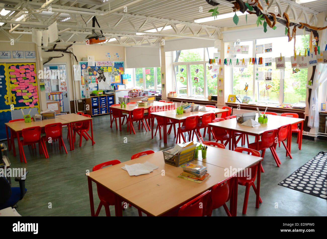 British junior school di classe in camera inner london tottenham Foto Stock