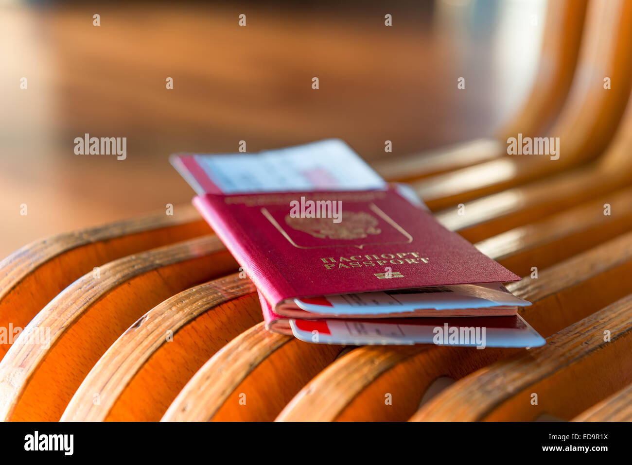 Macro shot di passaporti e biglietti presso l'aeroporto Foto Stock