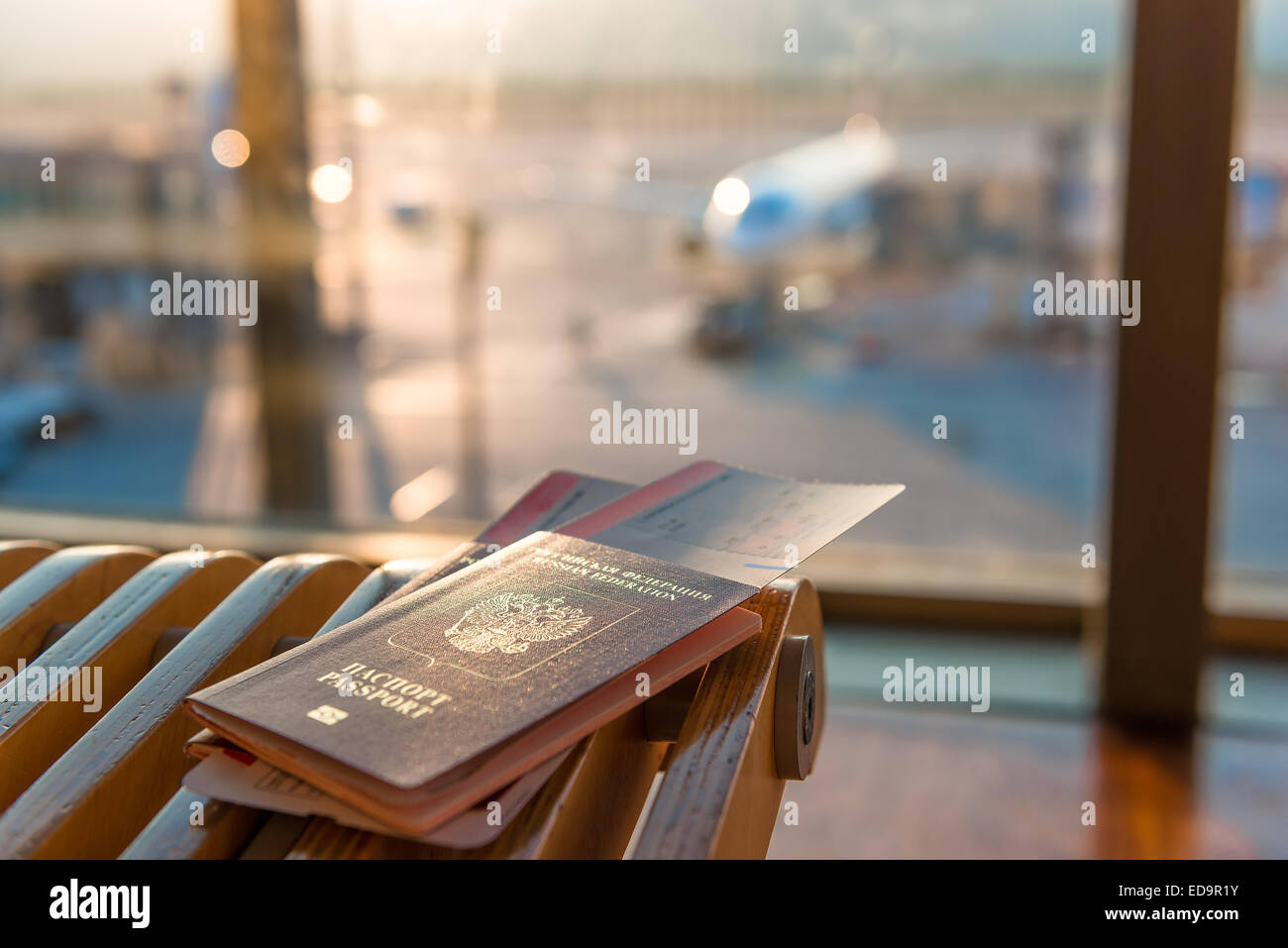 Passaporti e biglietti su uno sfondo di un aereo Foto Stock