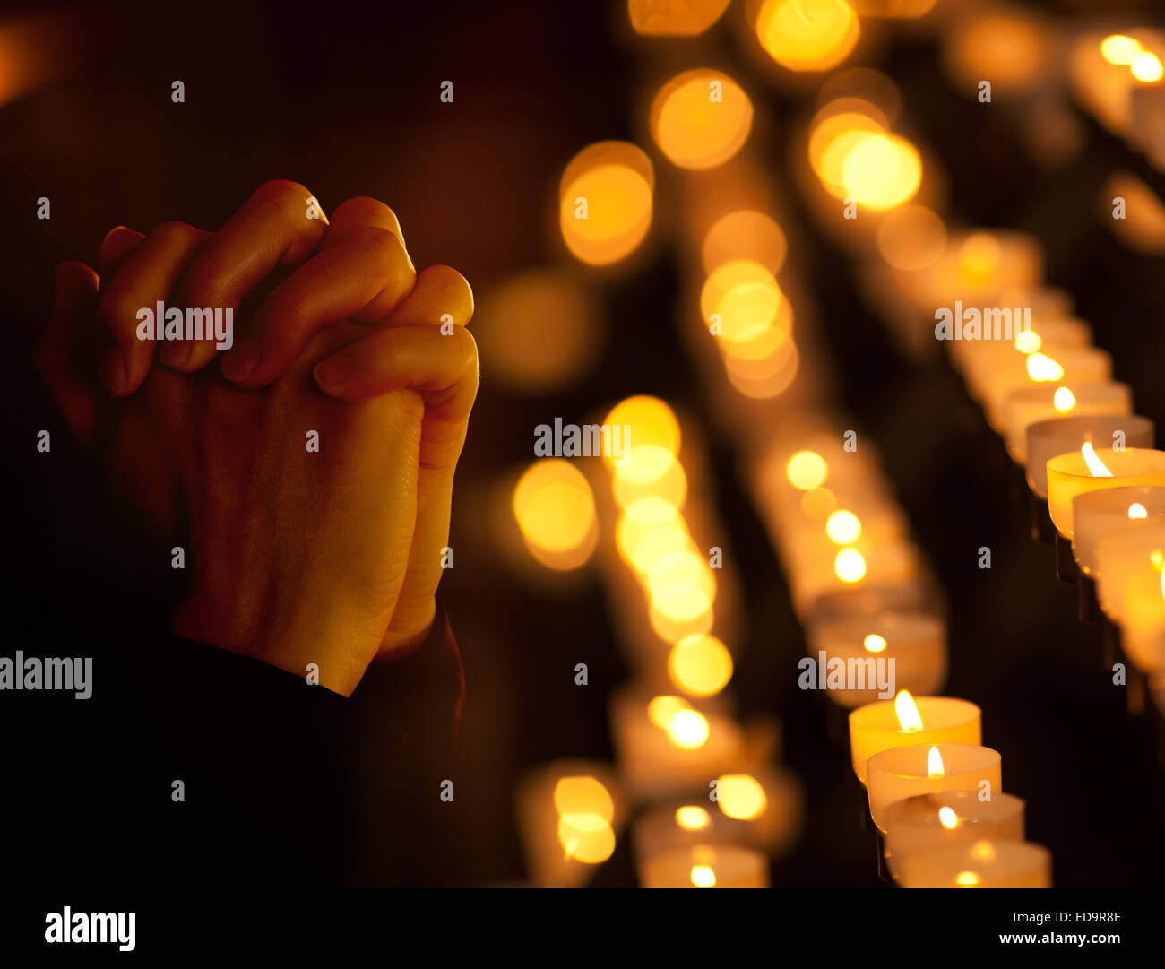 La preghiera nella chiesa cattolica. Concetto di religione. Foto Stock