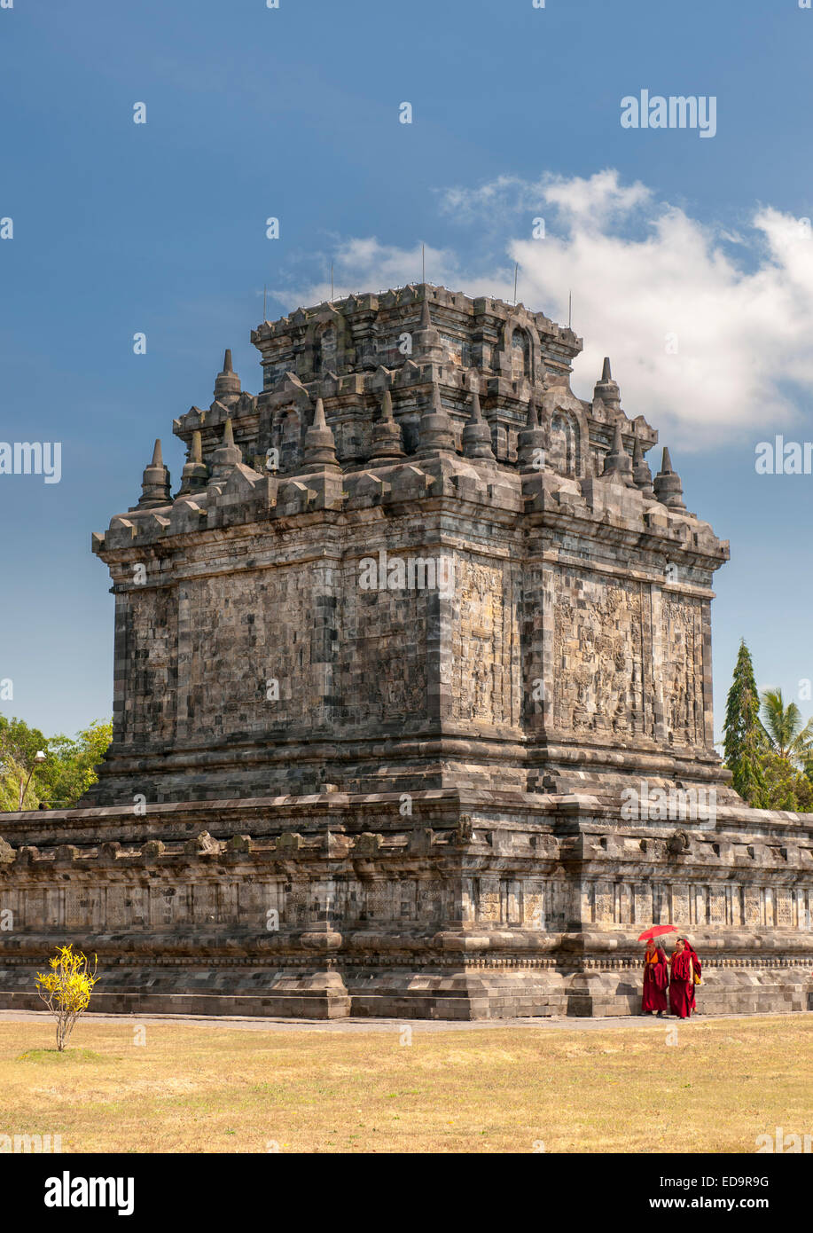 I monaci a piedi attorno a Candi Mendut, un 9th-secolo tempio buddista in Magelang, vicino a Yogyakarta in Java centrale, Indonesia. Foto Stock