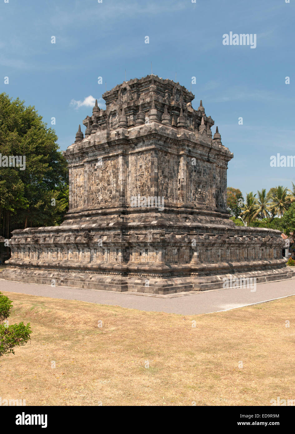 Il Candi Mendut, un 9th-secolo tempio Buddista legata a Borobodur in Magelang, vicino a Yogyakarta in Java centrale, Indonesia. Foto Stock