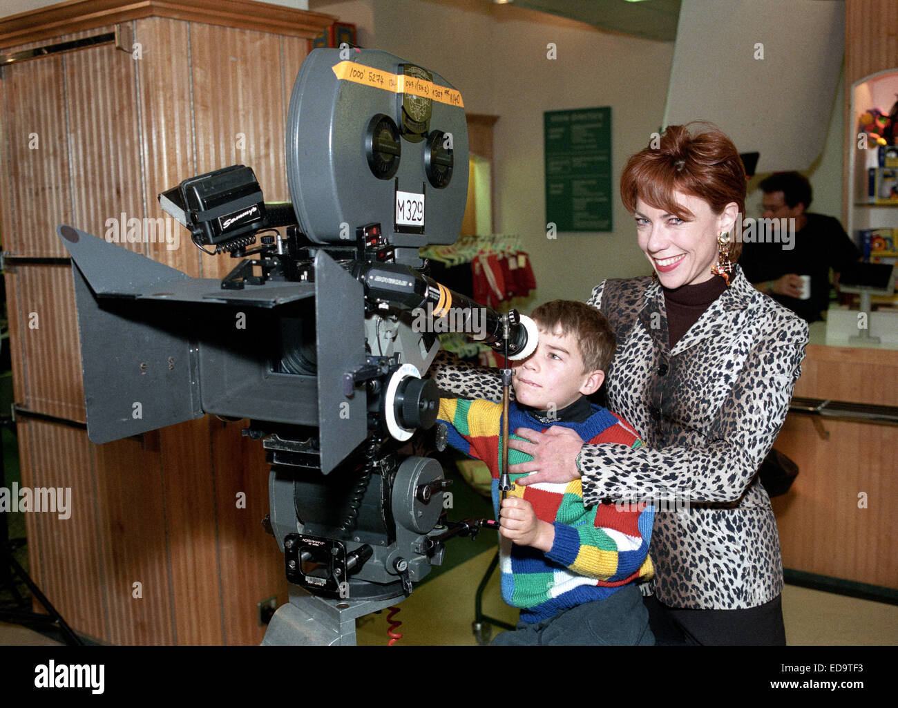 Australian autore Kathy Lette e figlio Giulio Robertson durante le riprese di "mucca pazza" filmato a Londra, Inghilterra. Foto Stock