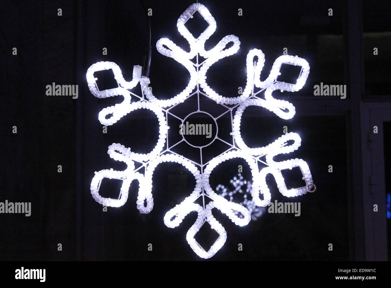Bianco in pizzo decorativo il simbolo del fiocco di neve da brillare garland Foto Stock