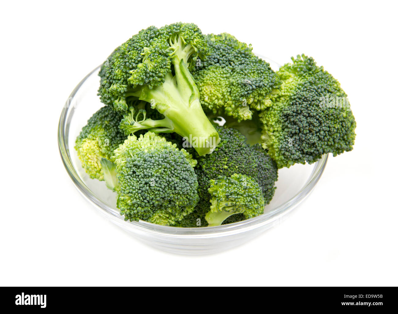 Broccoli in recipiente di vetro su sfondo bianco Foto Stock