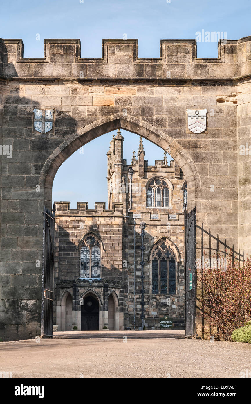 Castello di Auckland, contea di Durham, Regno Unito. Cappella di San Pietro vista attraverso l'arco d'ingresso nella parete dello schermo 18c di James Wyatt Foto Stock