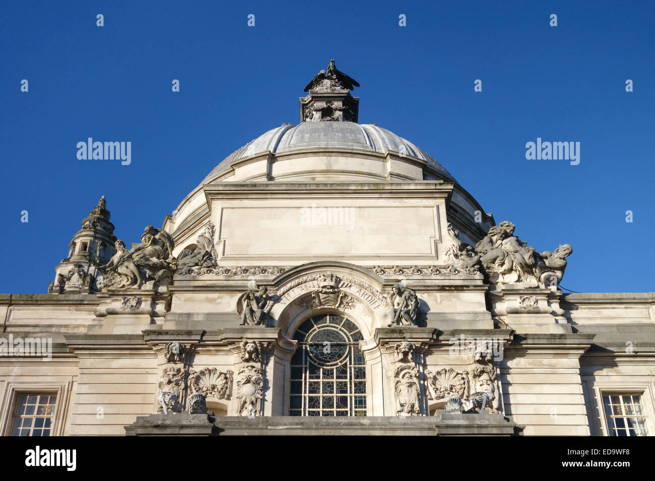 City Hall di Cardiff, Galles, UK. Particolare della facciata con la cupola Foto Stock