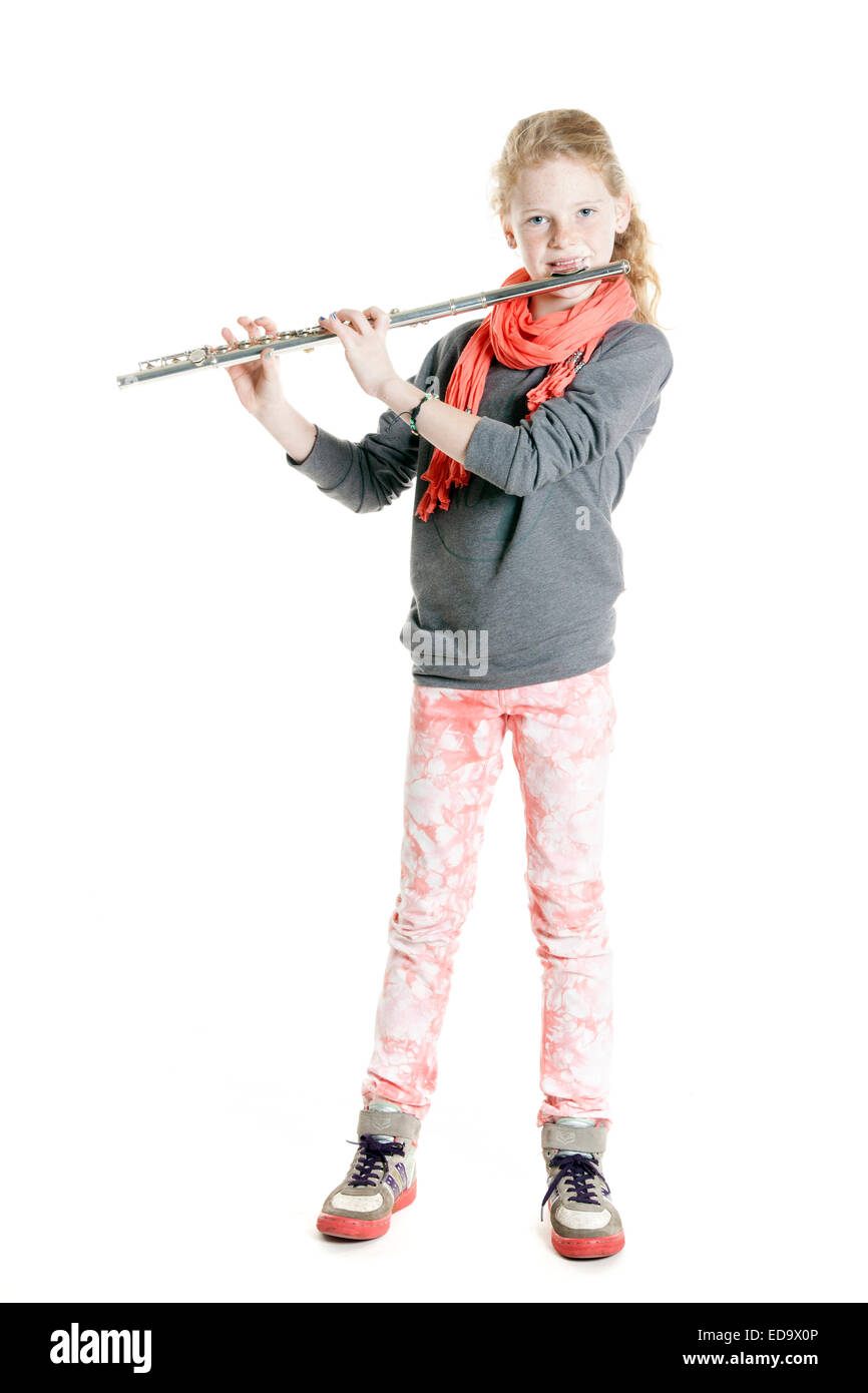 Ragazza con i capelli rossi e le lentiggini con flauto in studio contro uno sfondo bianco Foto Stock