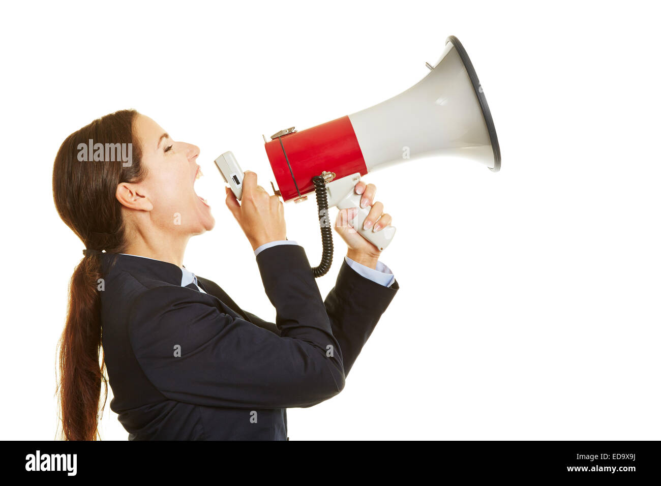 Angry business donna urlando forte in un grande megafono Foto Stock