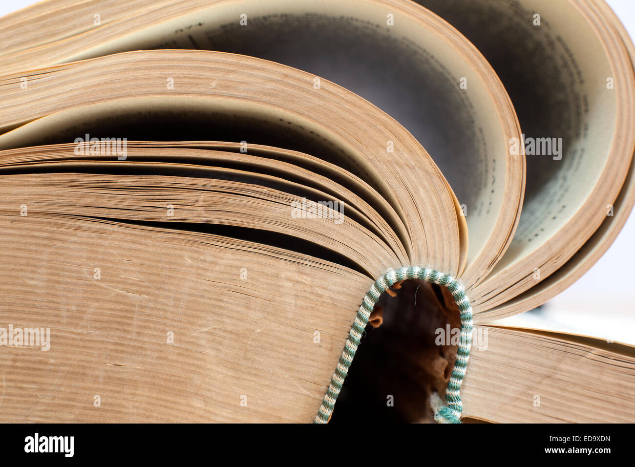 Primo piano della pagine brunastro in molto vecchio libro aperto Foto Stock