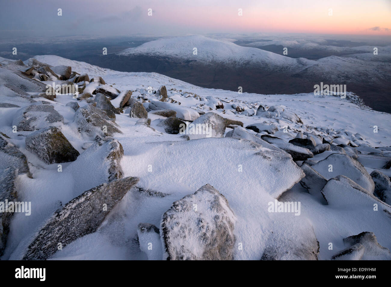 Vista invernale di Moel Siabod da Glyder Fach al crepuscolo, Parco Nazionale di Snowdonia, Wales, Regno Unito Foto Stock