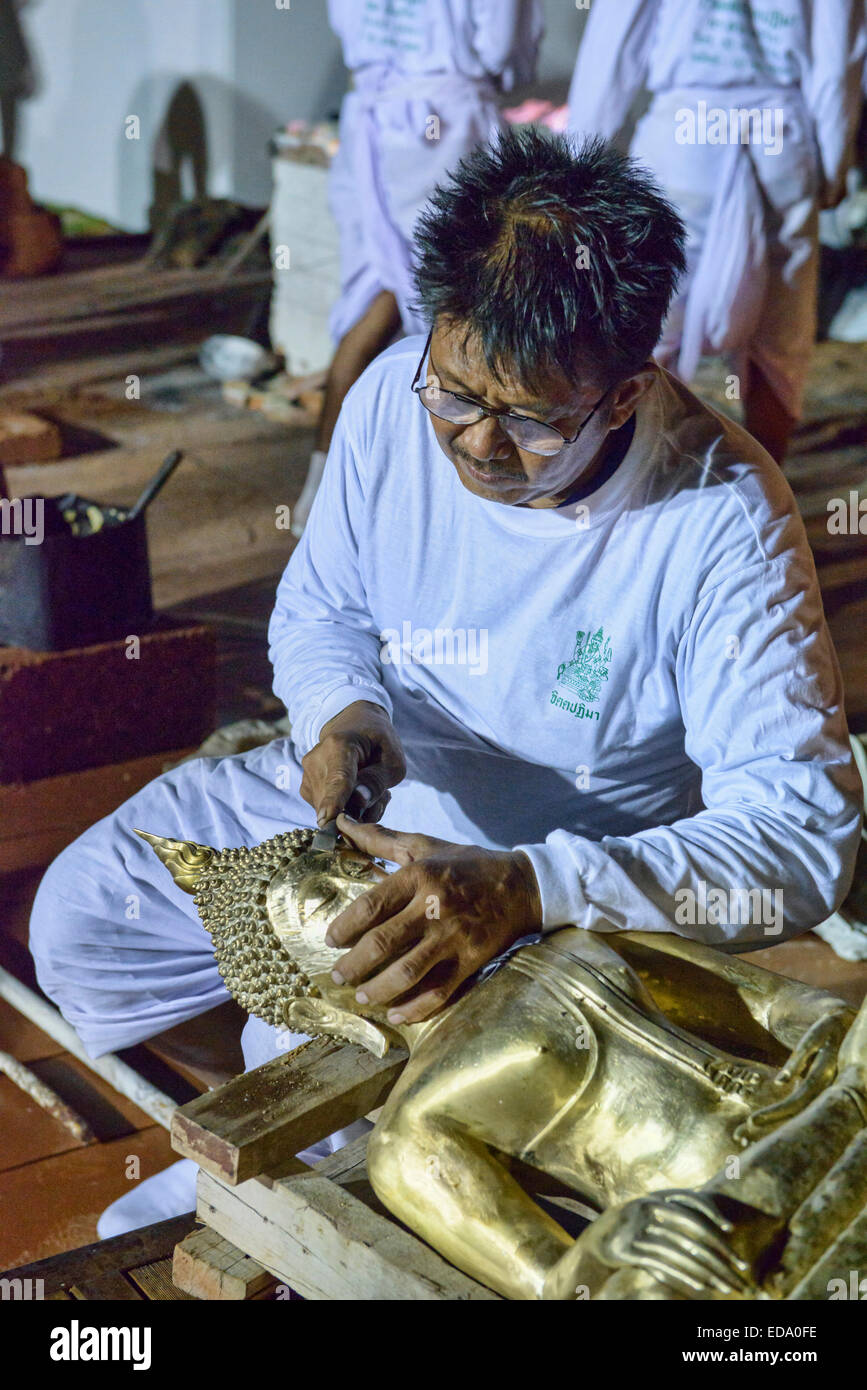Scultore lavorare sulla fusione di immagini di Buddha di Wat Arun, Bangkok, Thailandia Foto Stock
