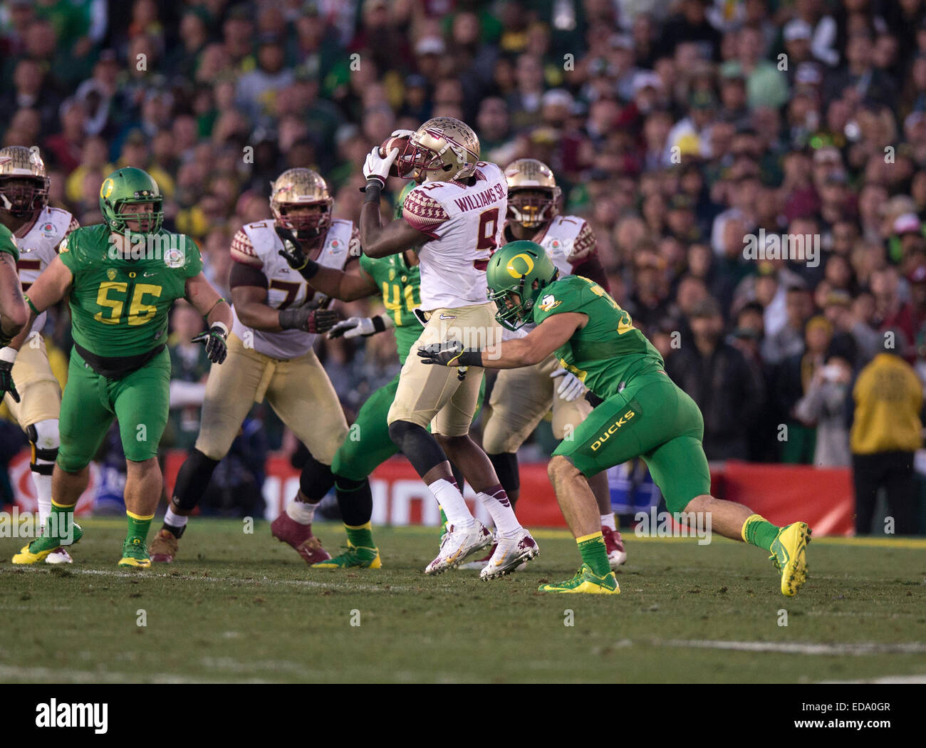 Pasadena, CA. 1a gen, 2015. Stato della Florida marcia indietro (9) Karlos Williams rende la cattura ma viene rapidamente affrontato dalla Oregon difesa durante la 101st Rose Bowl gioco. Stato della Florida Seminoles dove 59-20 sconfitto dalla Oregon Ducks giovedì 1 gennaio 2015 nel 101st Rose Bowl gioco presentato da Northwestern reciproco a Pasadena, in California. (Obbligatorio Credito: Juan Lainez/MarinMedia.org/Cal Sport Media) (completare il fotografo e il credito richiesto) © csm/Alamy Live News Foto Stock