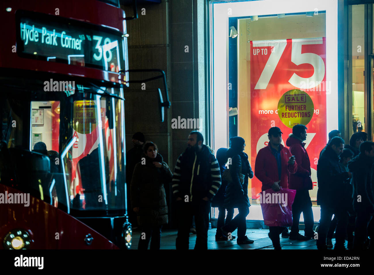 Londra, Regno Unito. 01 gen 2015. Primo giorno del nuovo anno di Oxford e Regent Streets - le persone non sono stati sazi da eccesso di Natale o il freddo. Essi continuano a cercare le occasioni in grandi numeri, nella calda luminosità delle luci di Natale. Credito: Guy Bell/Alamy Live News Foto Stock