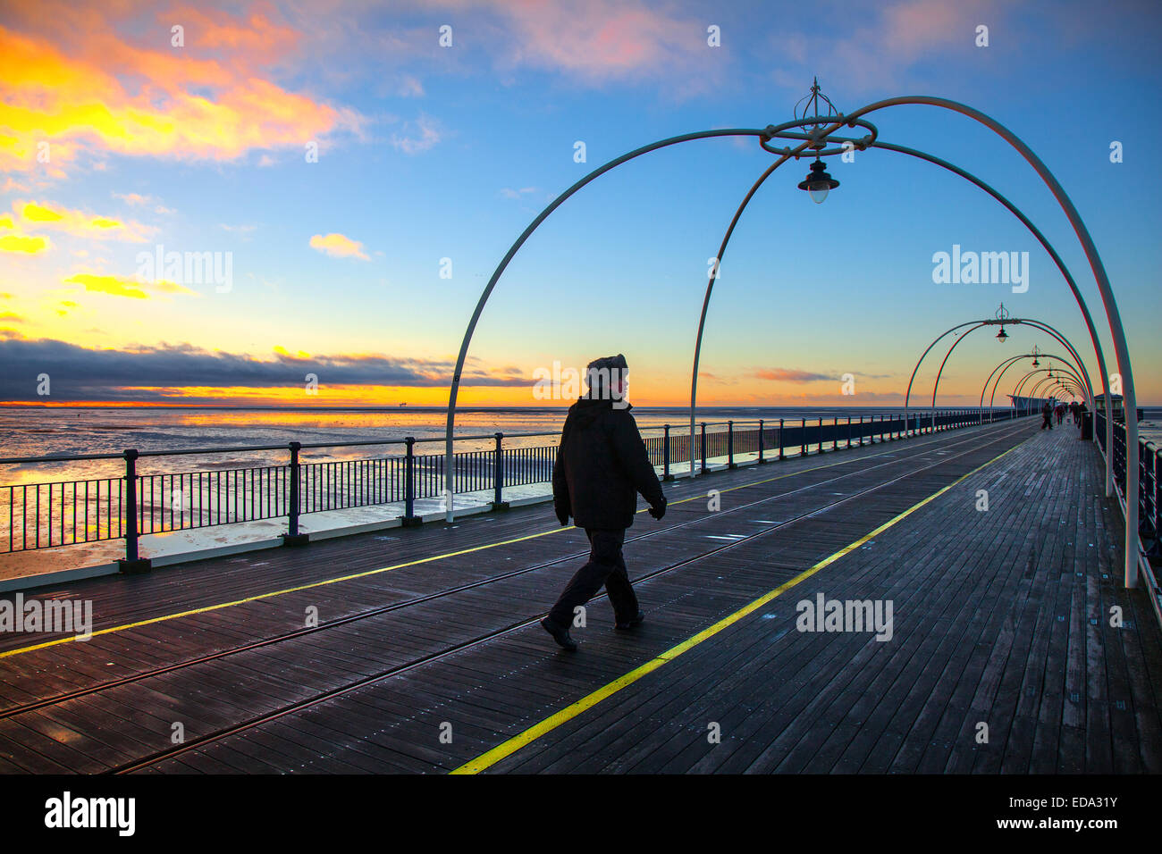 Southport, Merseyside Regno Unito 3 gennaio, 2014. Regno Unito Meteo. Eliminazione del cielo sulla costa nord-ovest come weekenders promenade all'annata, ma restaurato. Il Grade ii Listed Southport Pier. Esso è il più antico molo di ferro nel paese, avendo superato per oltre 150 anni sul lungomare. Credito: Mar fotografico/Alamy Live News Foto Stock