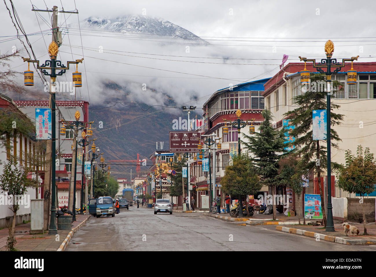 Street nella città del Tibet Dawu, nella provincia di Sichuan, in Cina Foto Stock