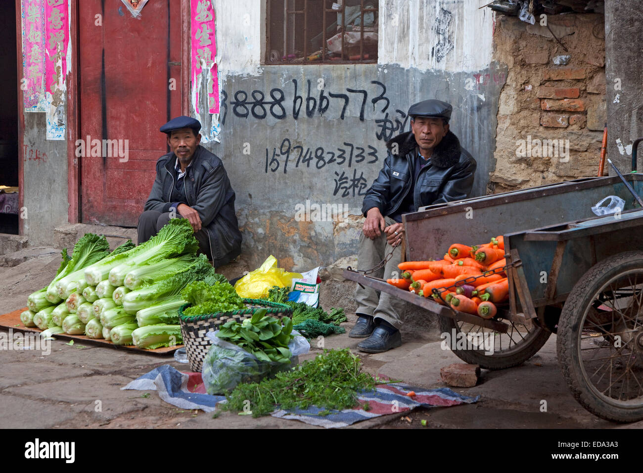 I fornitori cinesi vendendo vegetali su strada nella città Zhaotong, nella provincia dello Yunnan in Cina Foto Stock