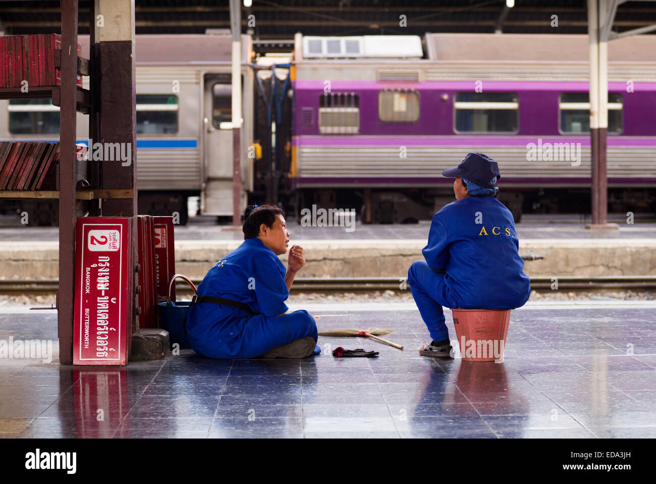 Le donne delle pulizie Hualamphong, principale stazione ferroviaria di Bangkok, Tailandia. Foto Stock