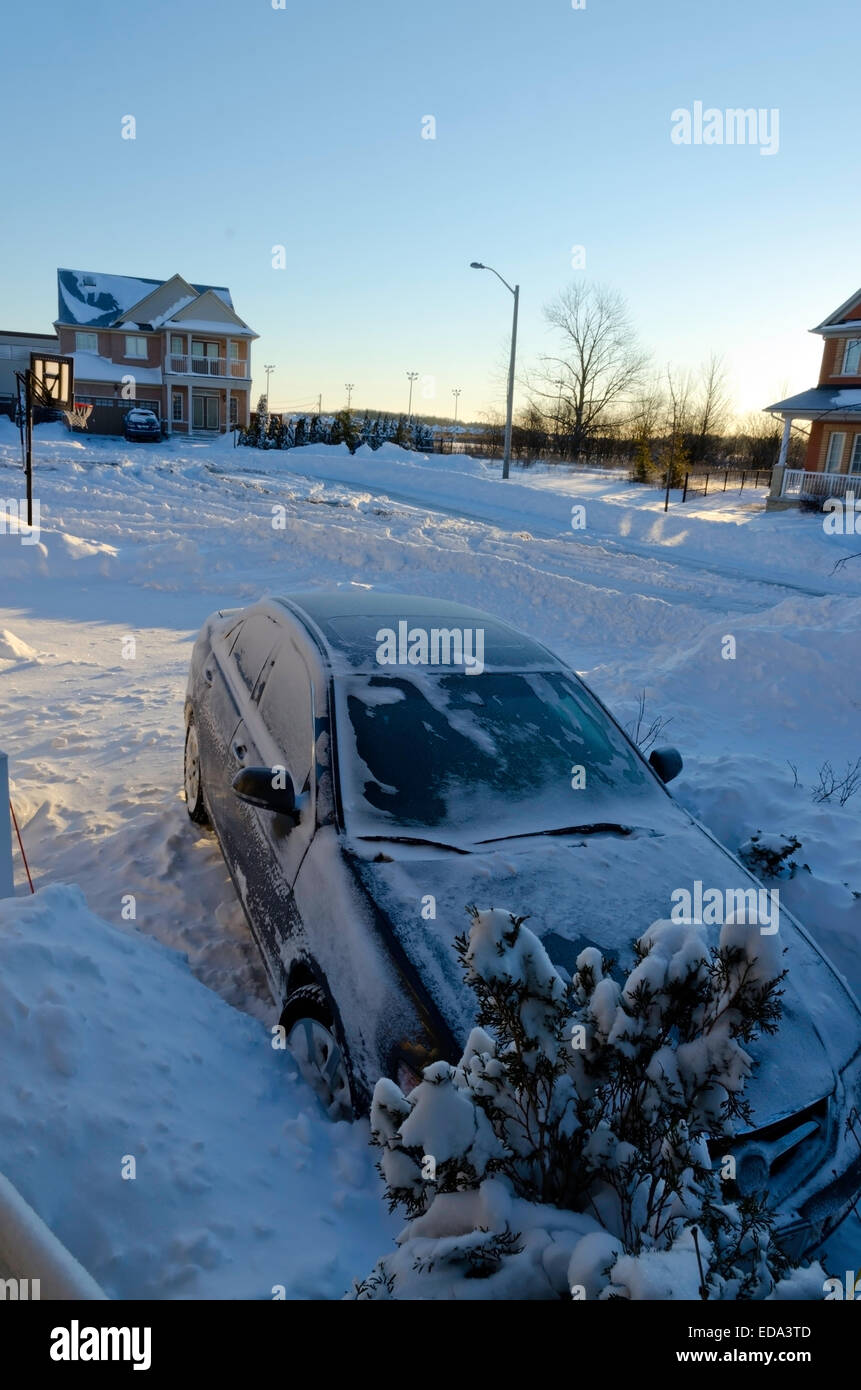 Auto dopo la tempesta di neve nella città canadese Foto Stock