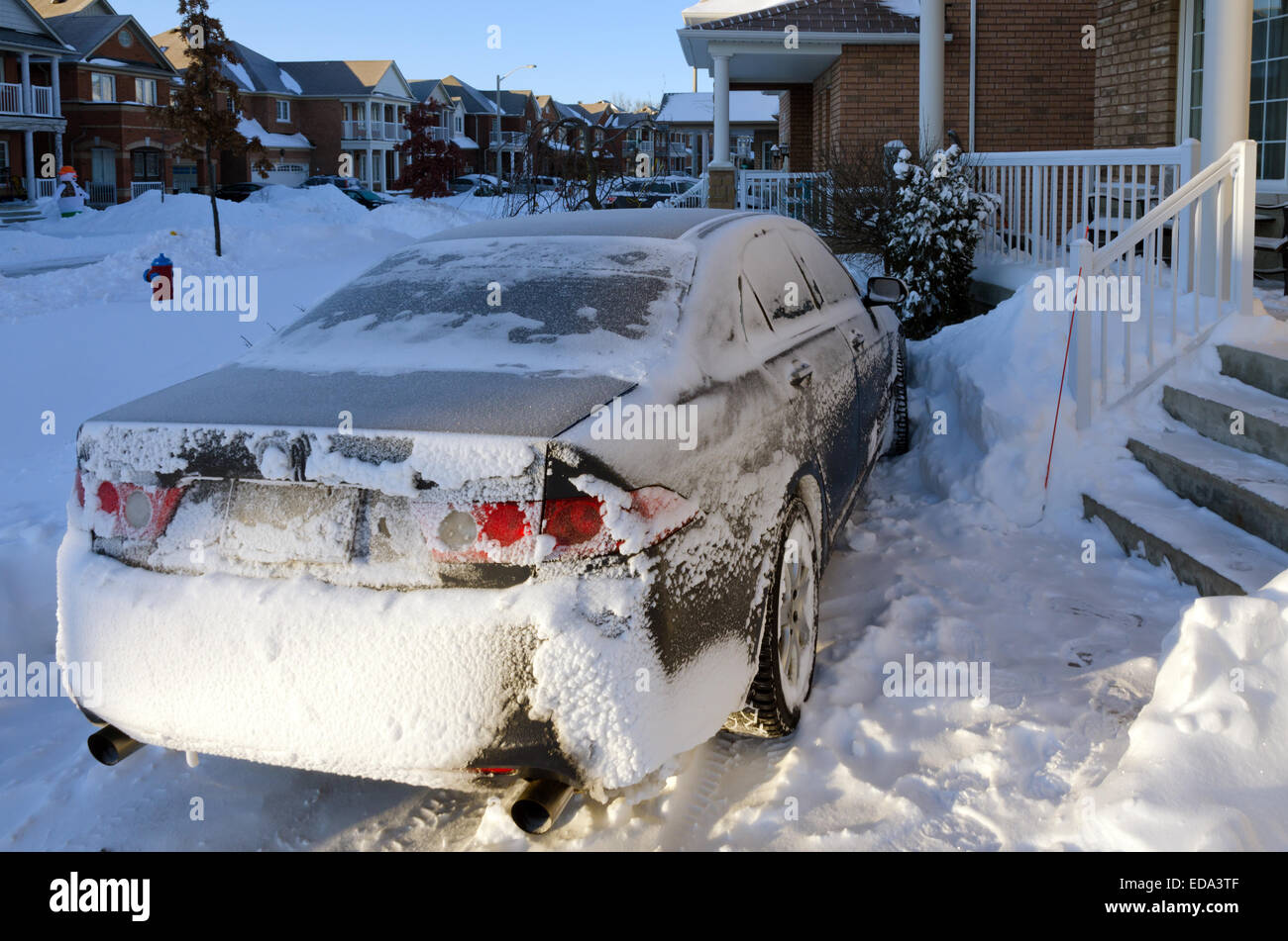 Auto dopo la tempesta di neve nella città canadese Foto Stock