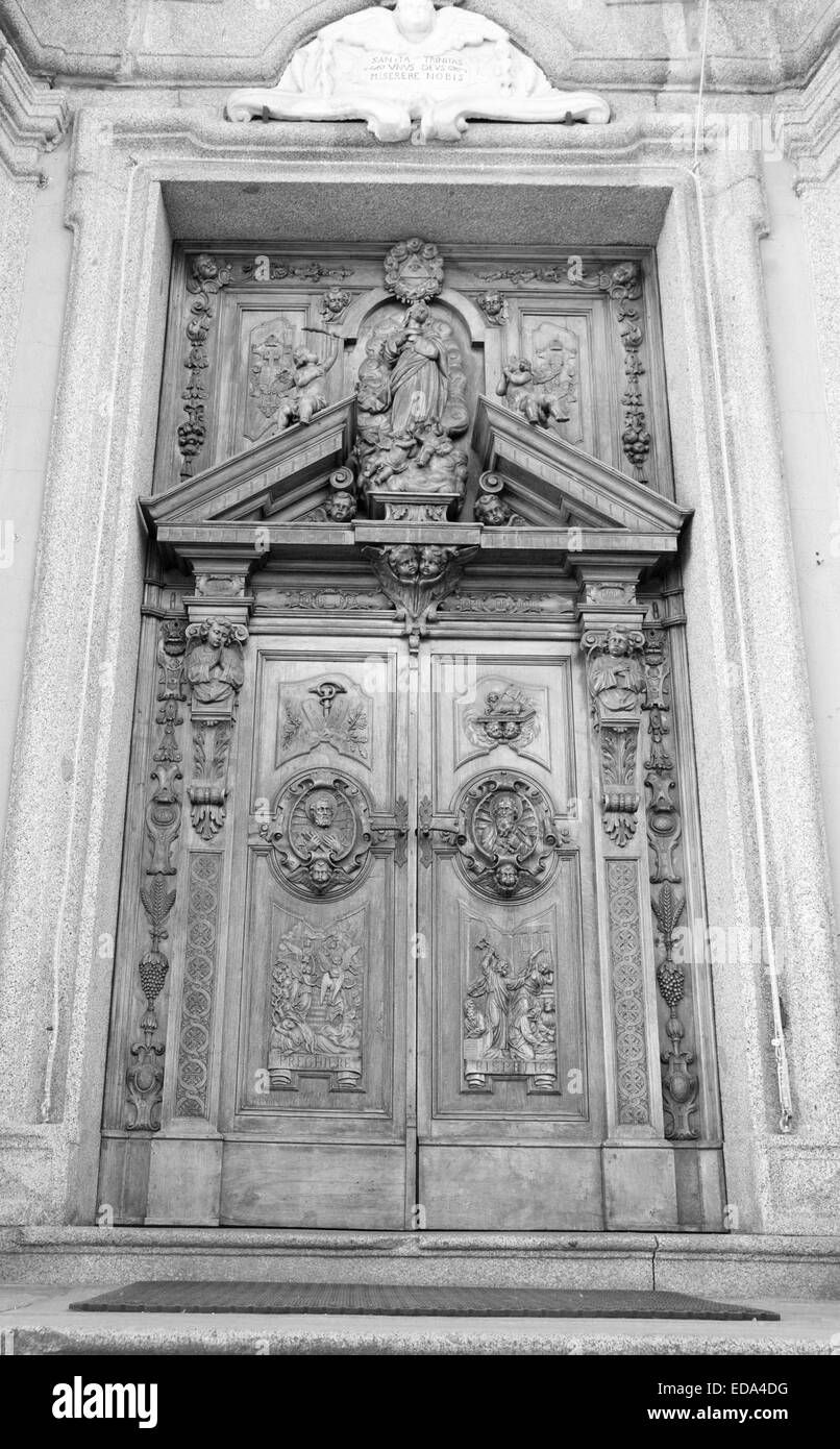 In legno scolpito del portale di una chiesa italiana Foto Stock