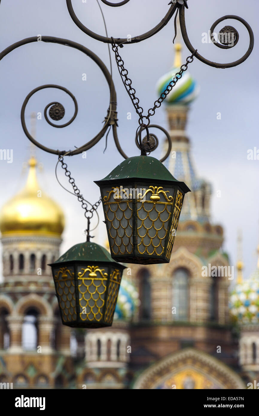 Spas na Krovi vista cattedrale dietro di lanterne, San Pietroburgo, Russia Foto Stock