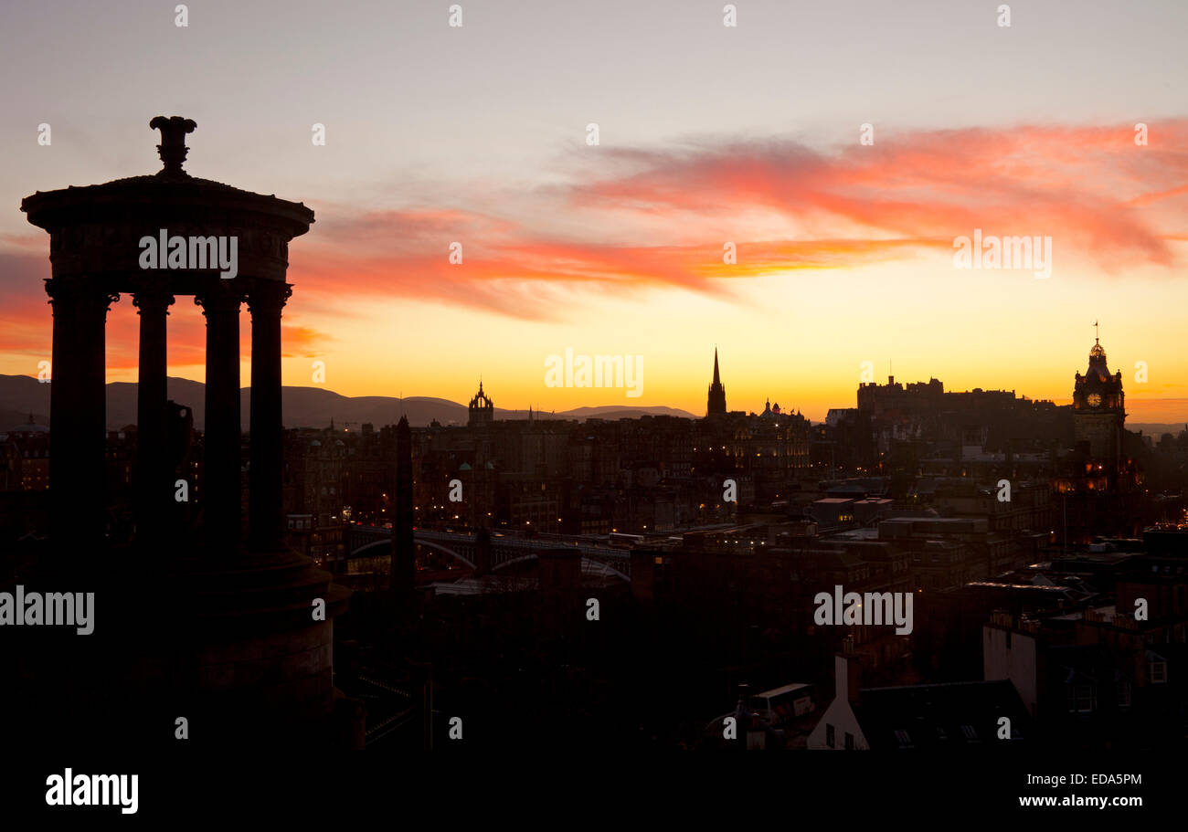 Edimburgo, Scozia, Regno Unito. 03 gennaio 2015. Meteo. Natura dipinte di un magnifico color pastello tramonto sul castello di Edimburgo e il centro della città per i turisti e per i residenti per il primo fine settimana del 2015. Foto Stock