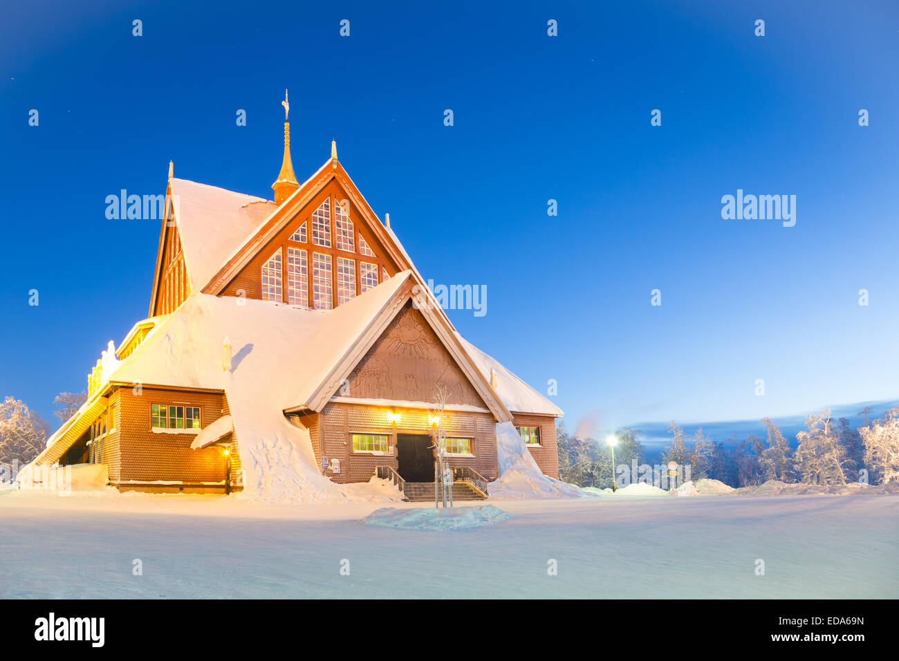 Kiruna chiesa cattedrale architettura Svezia al crepuscolo al crepuscolo con star trail Foto Stock