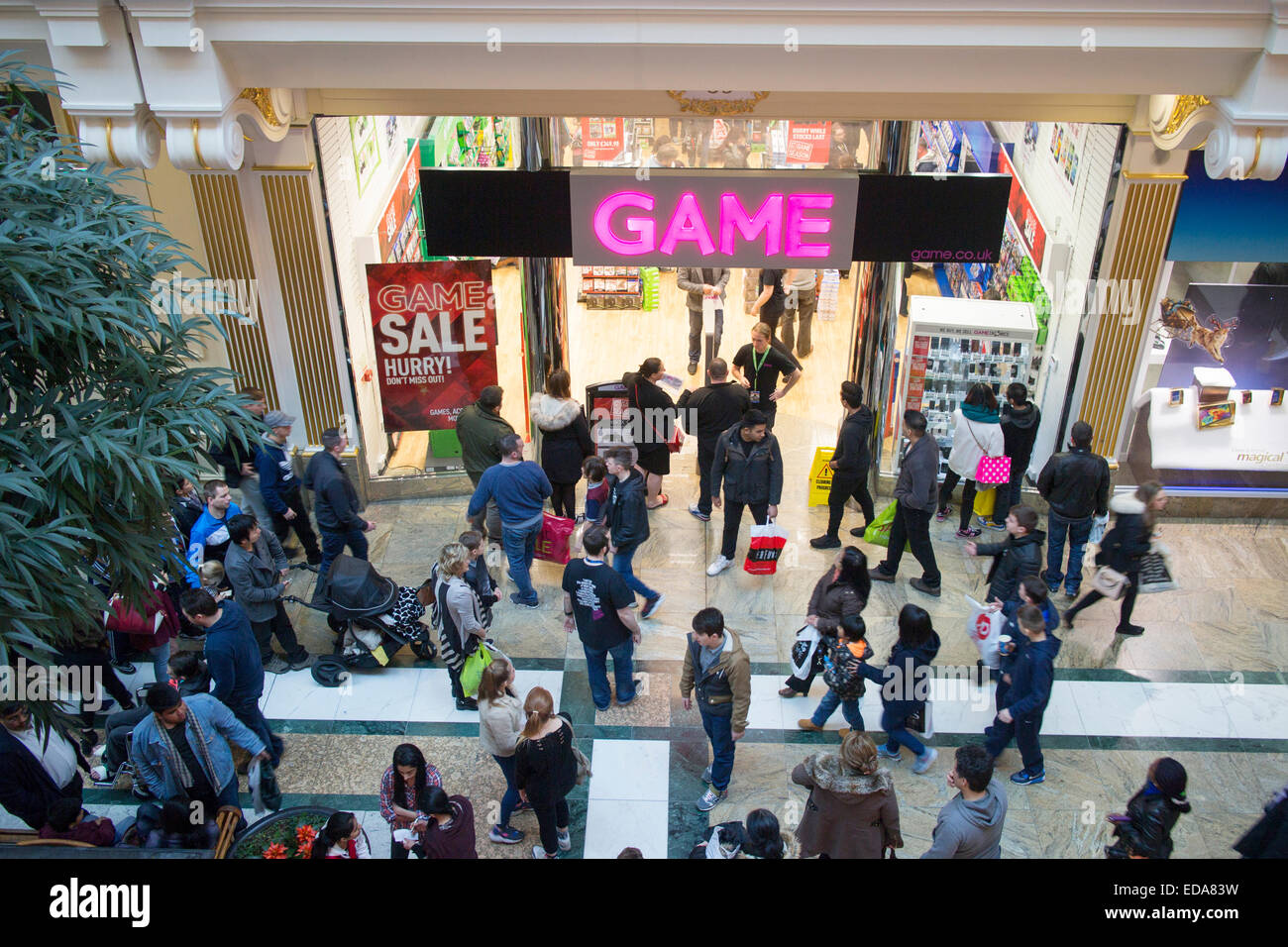 Game shop all'interno del Intu Trafford Centro commerciale al coperto in complesso Dumplington, Greater Manchester, Inghilterra Foto Stock