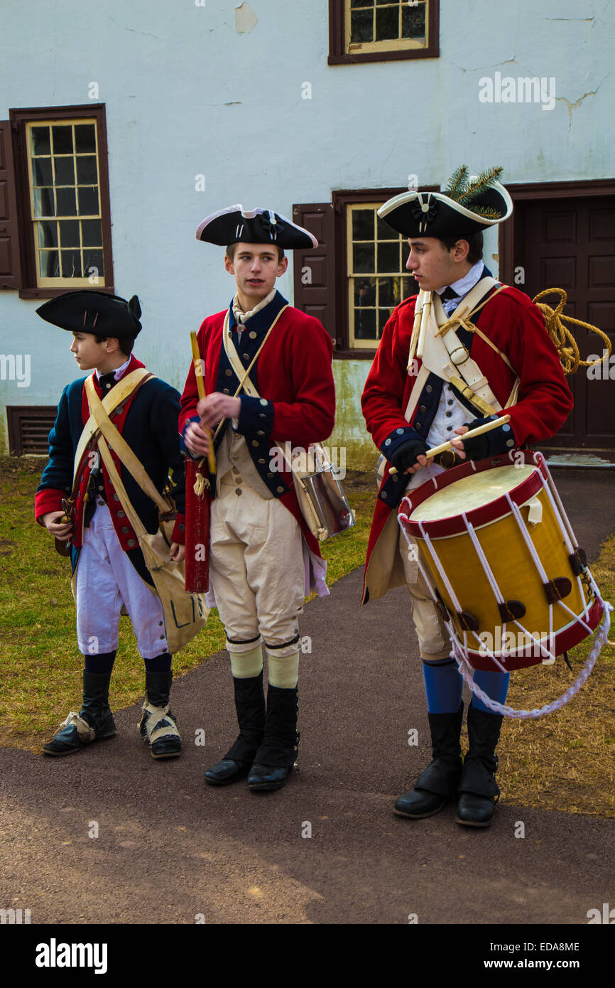 Soldati coloniale con tamburi a Washington la rievocazione di attraversamento. Foto Stock