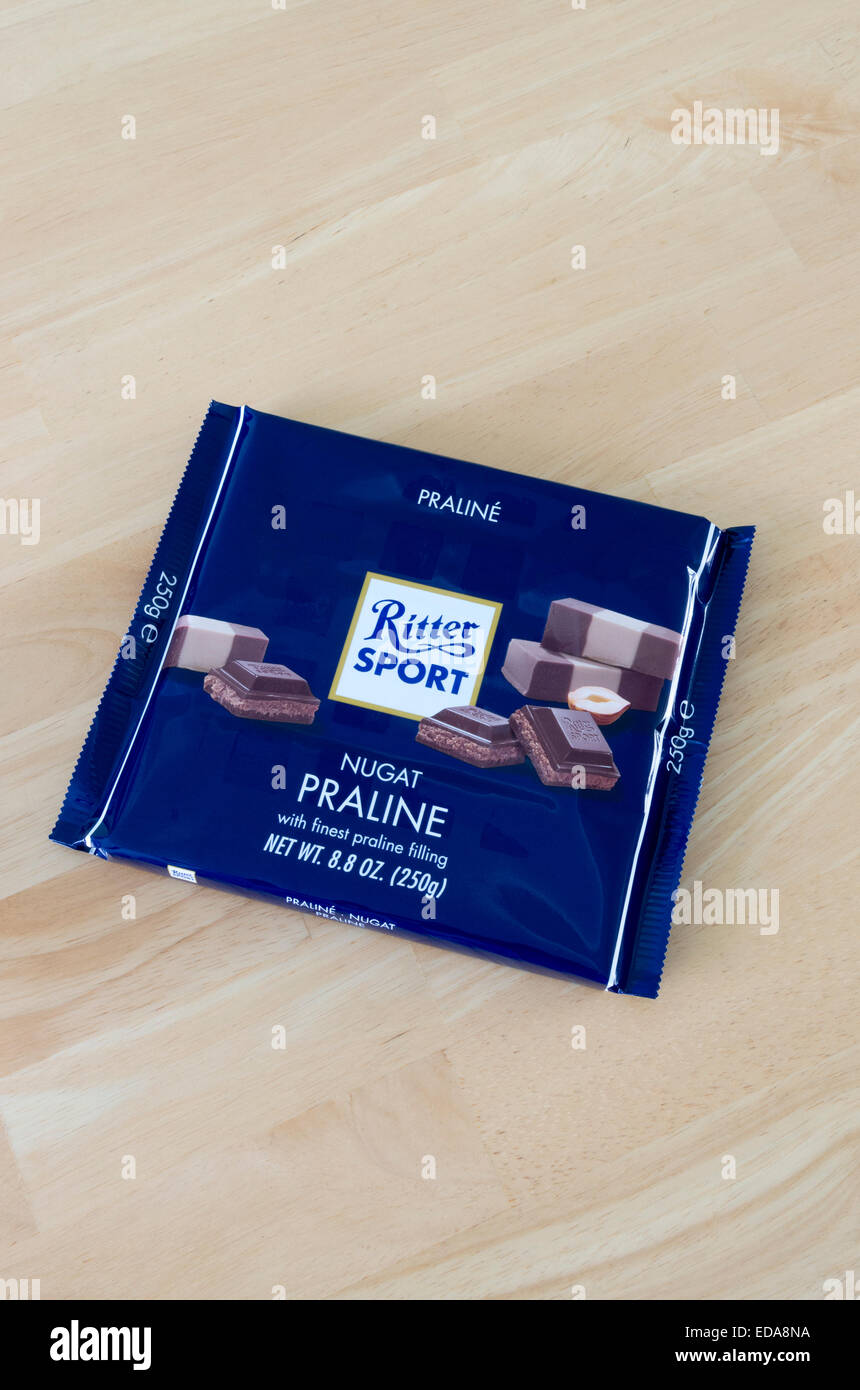 Ritter Sport pralina torrone barra di cioccolato su un sfondo di legno Foto Stock