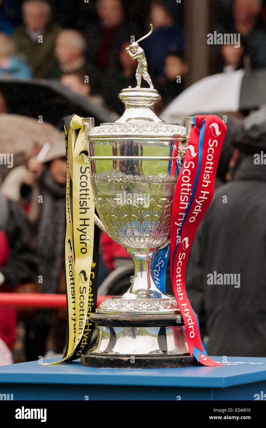 Il Camanachd Cup, il blue riband trofeo shinty. Nella foto al 2010 Finale di coppa e drappeggiati in i colori dei finalisti. Foto Stock