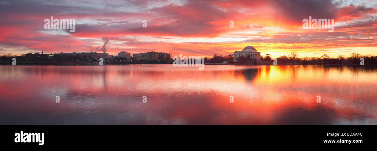 Sunrise oltre il Jefferson Memorial presso il bacino di marea in Washington DC Foto Stock