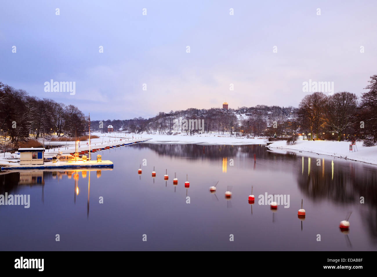 In inverno il paesaggio del lago a Stoccolma Svezia Foto Stock