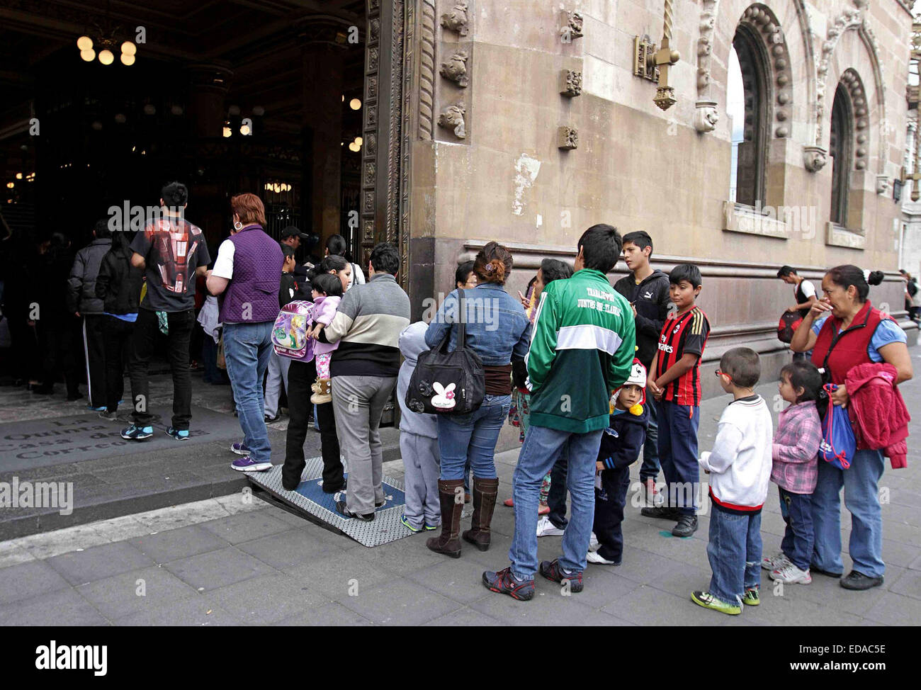 Città del Messico. 3 gennaio, 2015. I bambini a rimanere in linea per depositare le loro lettere ai tre saggi, nelle caselle di posta installato da Correos de Mexico, nel contesto della celebrazione del 6 gennaio, giorno dei tre saggi, nel palazzo postale, a Città del Messico, capitale del Messico, Gen 3, 2015. © Francisco Garcia/NOTIMEX/Xinhua/Alamy Live News Foto Stock