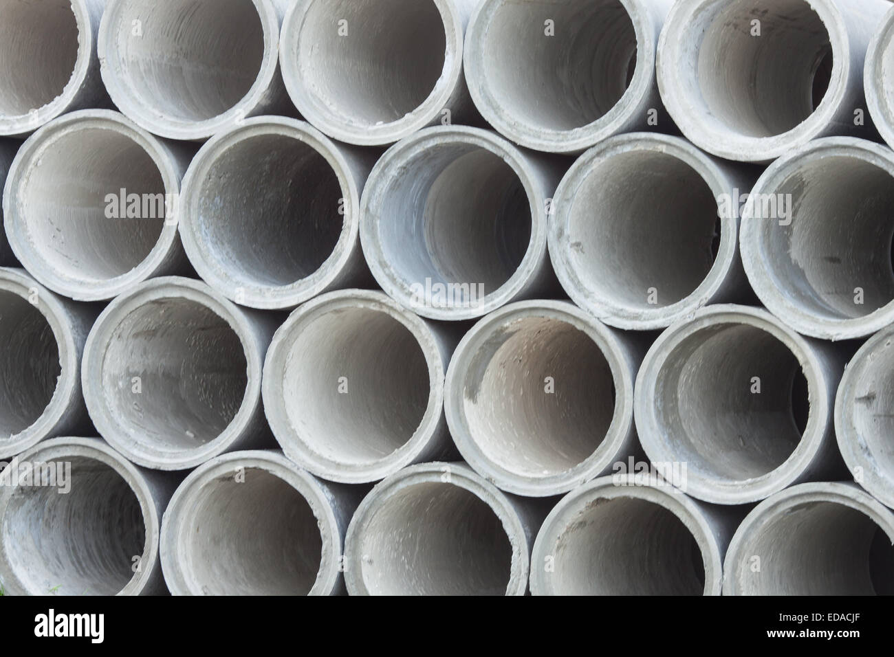 Tubo di calcestruzzo per uso in costruzione, edilizia e industria pesante Foto Stock