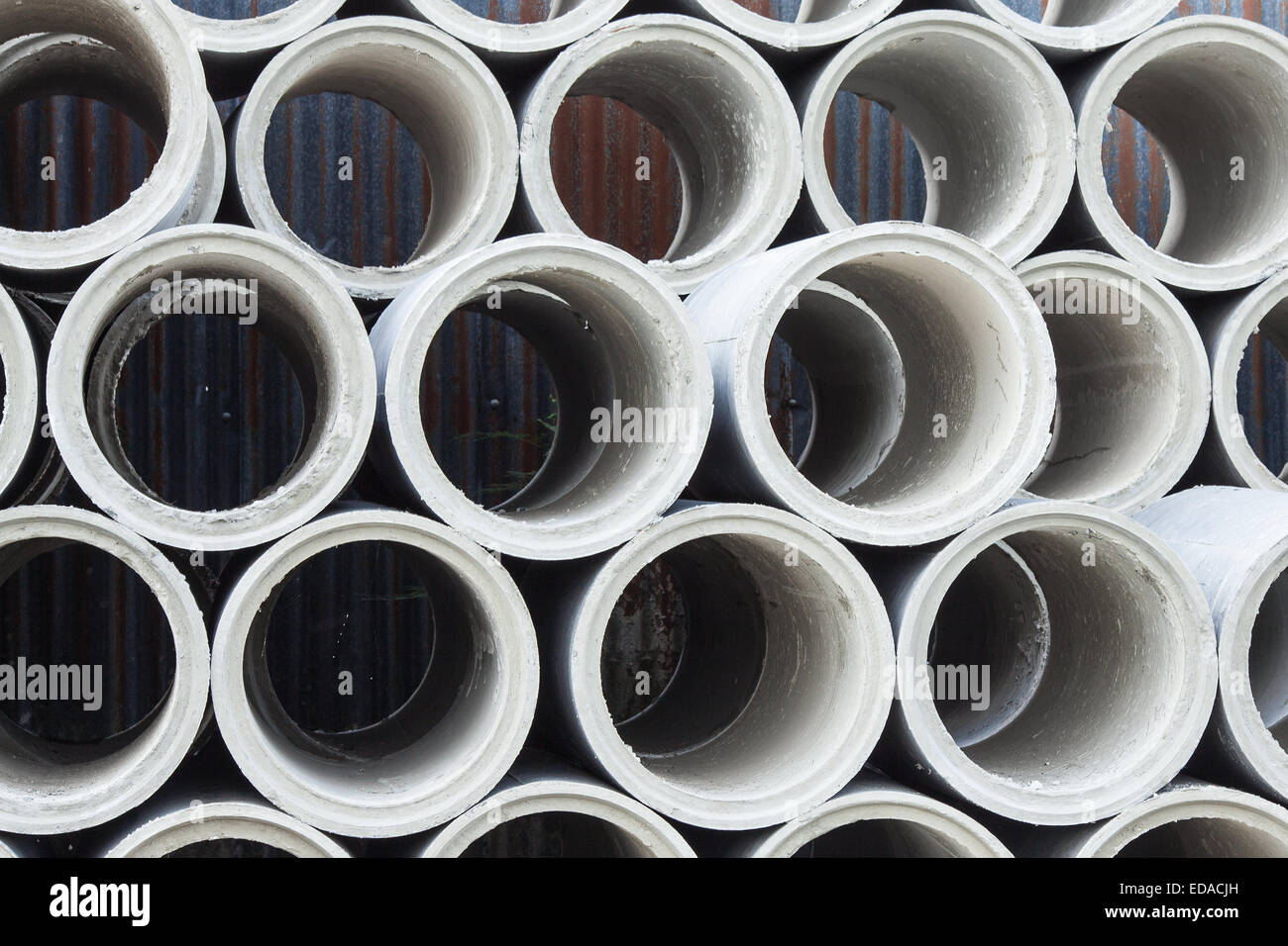 Tubo di calcestruzzo per uso in costruzione, edilizia e industria pesante Foto Stock