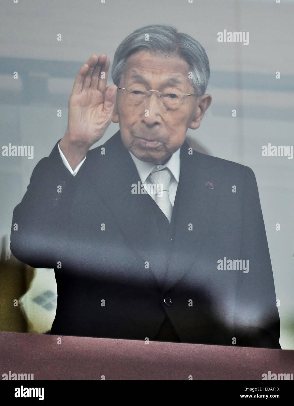 Imperatore Akihito, 2 gennaio 2015, Tokyo, Giappone : Giappone del principe onde Mikasa a ben wishers durante un anno nuovo apparizione pubblica presso East Plaza, palazzo imperiale a Tokyo in Giappone, il 2 gennaio 2015. Credito: AFLO/Alamy Live News Foto Stock