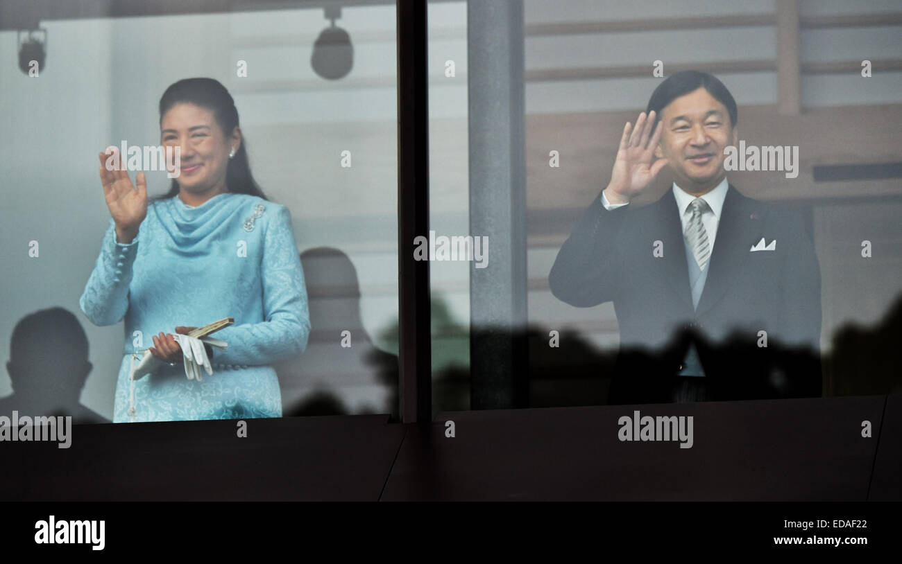Imperatore Akihito, 2 gennaio 2015, Tokyo, Giappone : Giappone del Crown Princess Masako(L) e il Principe ereditario Naruhito onda per ben wishers durante un anno nuovo apparizione pubblica presso East Plaza, palazzo imperiale a Tokyo in Giappone, il 2 gennaio 2015. Credito: AFLO/Alamy Live News Foto Stock