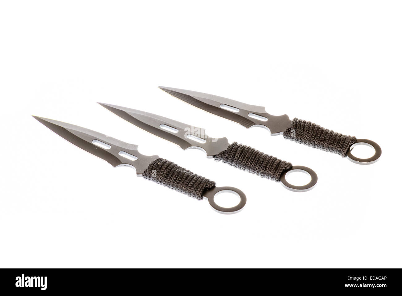 Lanciare coltelli in metallo con paracord nero Foto Stock