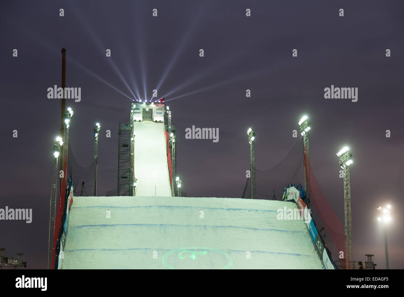 ISTANBUL, Turchia - 20 dicembre 2014: Salto rampa della FIS Coppa del Mondo di Snowboard Big Air. Questo è il primo grande evento di aria per entrambi gli uomini Foto Stock