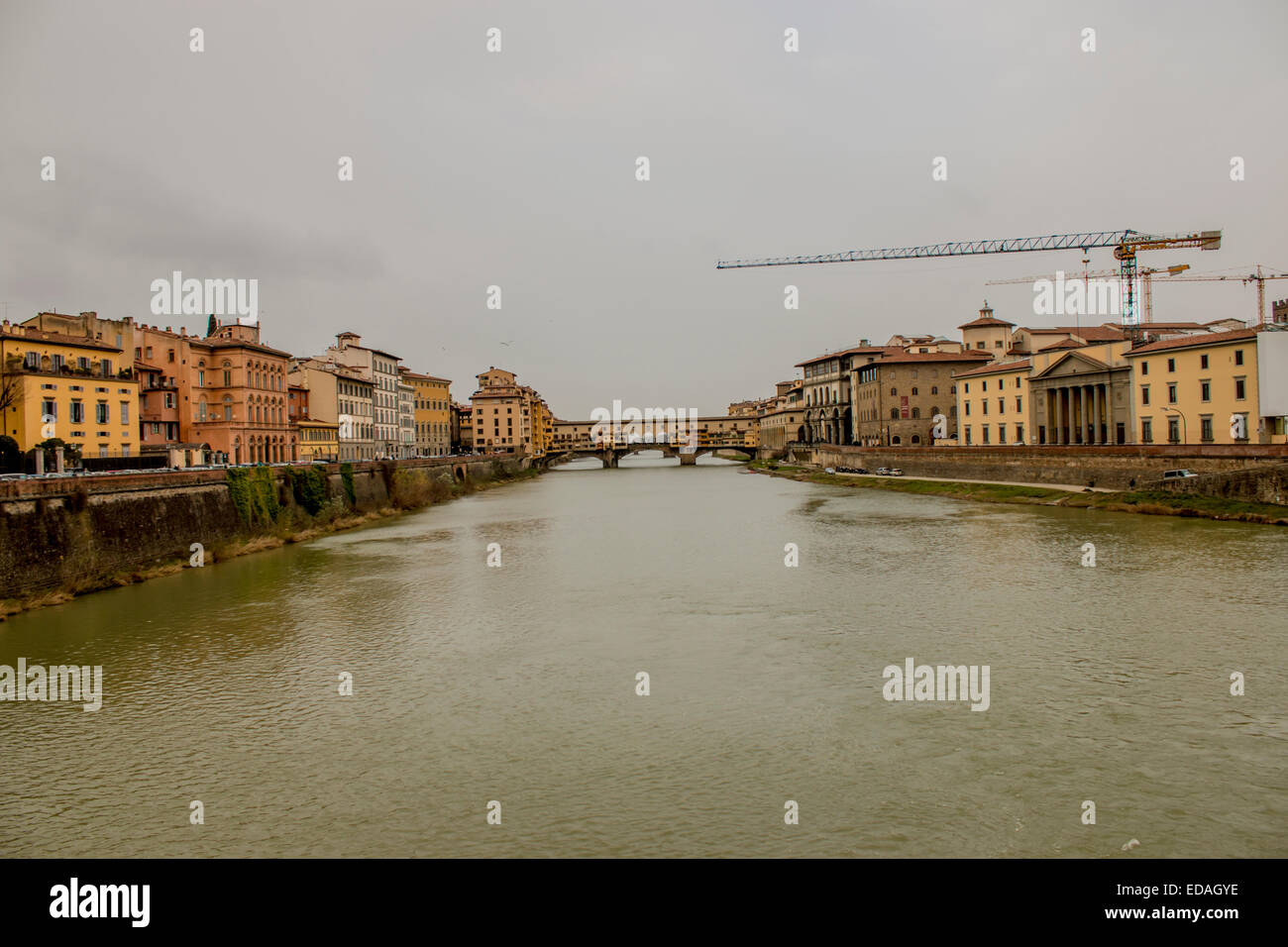 Lookoutof Firenze vista da un ponte. In mezzo, il fiume Arno e il famoso Ponte Vecchio. Foto Stock