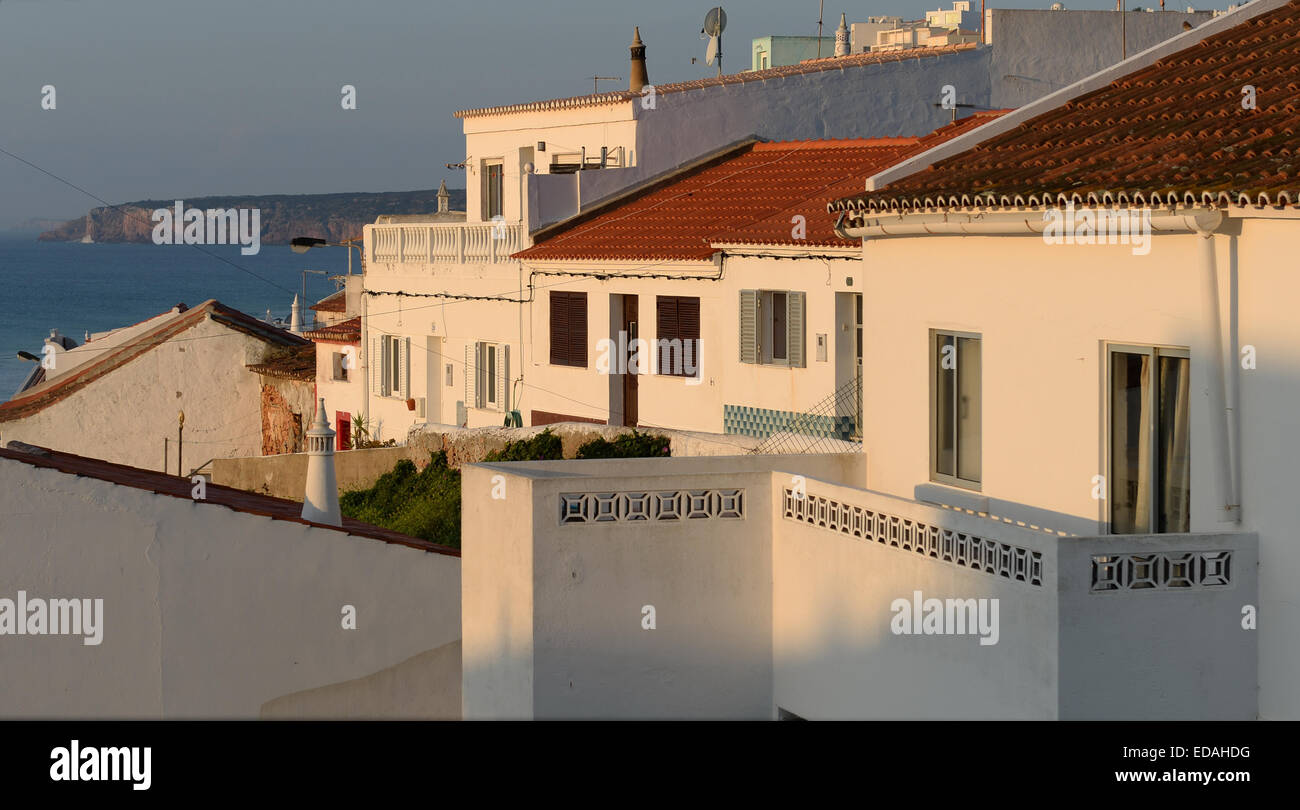 Dipinta in bianco e rosso con tetti di edifici si affacciano sulla spiaggia di salpe Foto Stock