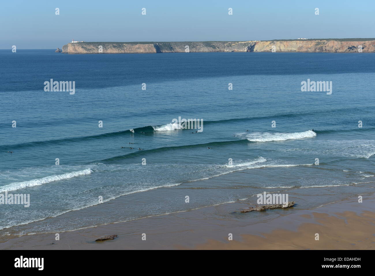 Onde perfette a Tonel Beach Sagres con Capo San Vincenzo faro in background Foto Stock
