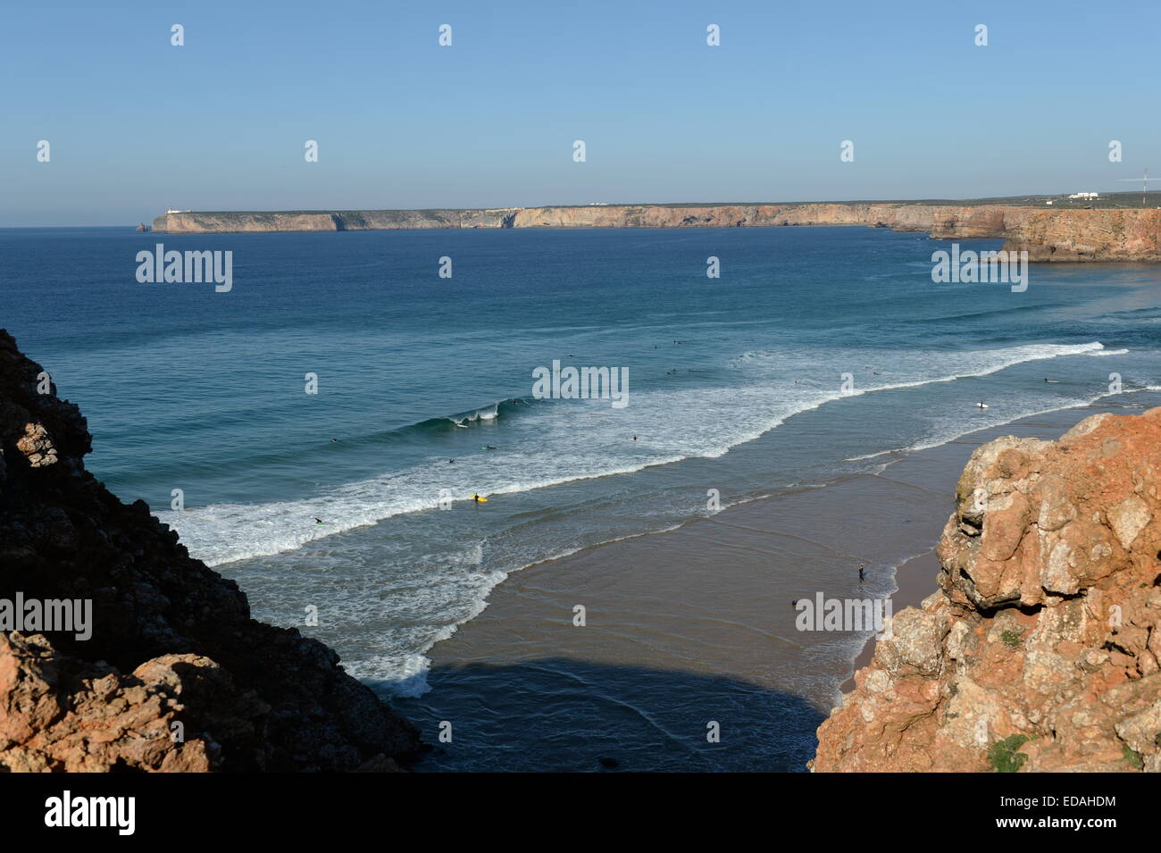 Onde perfette a Tonel Beach Sagres con Capo San Vincenzo faro in background Foto Stock