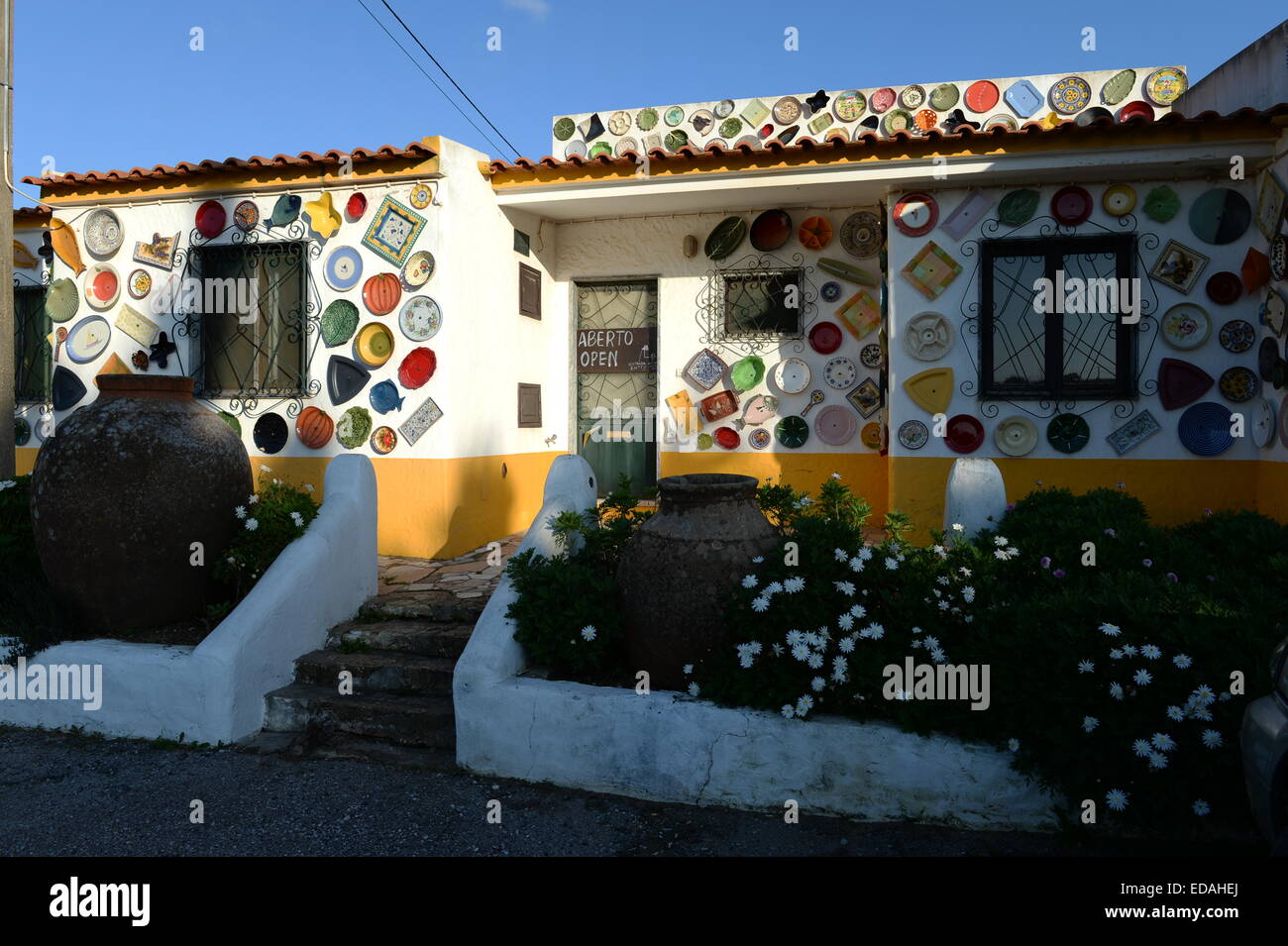 Colorata ceramica piastre e decorare il al di fuori del negozio di artisti a Vila de Bispo" Foto Stock